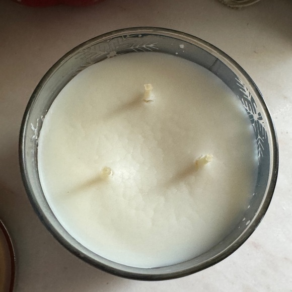 Bath & Body Works Frosted Coconut Snowball 3-Wick Candle (2020) – NEW - Picture 3 of 5